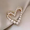 Broche Coração de Pérola com Design Único 2025 Novo Tendência Outono e Inverno Corsage Exclusivo para Mulheres Coreanas Acessórios de Alfinete
