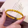 Tienda de Oro Mismo Estilo Arena Dorada Flor de Iris Sólida Pulsera Abierta para Mujer, Pulsera de Lujo Ligero Exquisita de Moda Retro de Gama Alta