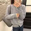 Cardigã de Tricô Bordado Feminino Outono 2025 Novo Top Moda Estilo Quente Solto Versátil Jaqueta Suéter Estilo Primavera e Outono
