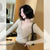 Camiseta básica de punto elegante estilo francés con cuello en V cruzado para mujer, otoño e invierno, lujo ligero, tacto de alta gama, corte ajustado, top adelgazante