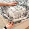 Novo Conjunto de Três Peças com Saia de Cama e Fronhas de Lã de Leite para Aquecimento de Inverno Cor Sólida Simples Uso Doméstico Protetor de Colchão Totalmente Fechado