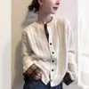 Nuevo cárdigan de punto trenzado versátil estilo coreano para mujer, cuello redondo, abotonado, puños a cuadros, bloques de color, manga larga, para principios de otoño.