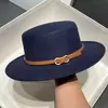 Sombrero de Ala Plana Estilo Británico para Mujer Otoño e Invierno Lana Ala Corta Hebilla de Cinturón Versátil Sombrero de Jazz Moda Europea y Americana Versátil Retro