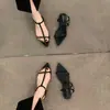 Sandálias Rasas Vermelhas Estilo Francês de Nicho com Tiras Finas para Mulheres, Novo Modelo de Verão 2026, Sapatos Romanos Estilo Fada para Combinar com Vestidos