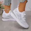Novidade Verão 2025 Sapatos de Malha Respirável Fly-Knit para Mulheres, Tamanho Grande 43, Sapatos Casuais Esportivos com Cadarço e Strass