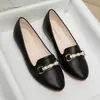 Sapatilhas femininas de bico fino, sola reta, em couro macio, coleção outono 2026, confortáveis e leves para os pés, perfeitas para mães, sapatos avulsos