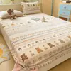 Nueva Sábana Bajera Ajustada de Terciopelo Plus Fresca con Estampado de Leche Terciopelo Cubre Cama Cubre Colchón Set de Tres Piezas para Dormitorio de Estudiante Sábana de Cama de Comercio Exterior
