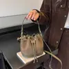 Bolso de hombro de diseño de nicho estilo coreano moda retro 2026 otoño/invierno mini nuevo bolso cruzado tipo cubo