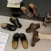 Nova coleção outono 2026 feminina: Sandálias impermeáveis, com cobertura de couro, solado plataforma, bico fechado, estilo Birkenstock, com aumento interno de altura, adequadas para uso externo.