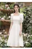 Vestido Branco de Festa para Mulheres, Elegante para Banquete, Vestido de Registro de Certificado, Luxo Acessível Classe Nicho, Pode Ser Usado em Ocasiões Comuns, Gola Quadrada
