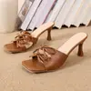 2026 Novos Sandálias Sapatos Antiderrapantes Tamanho Pequeno Combinando Saias Salto Fino Aumenta Altura Chinelos Feminino Roupa de Exterior Verão
