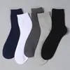 Nova coleção outono e inverno de meias de cano médio plus size para homens, com cores lisas simples, feitas de algodão, adequadas para uso casual e de negócios, atacado da fábrica de Liaoyuan