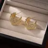 Pendientes Plisados Geométricos en Forma de C de Aguja Plateada Pendientes de Lujo Ligero Francés con Sentido de Alta Gama Moda Personalidad Elegantes Pendientes Versátiles para Mujer