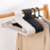 Colgador de ropa seco simple blanco y negro para adultos de plástico para armario de casa mecanismo de ropa