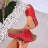 Calçados Femininos para Comércio Exterior Transfronteiriço Verão 2026 Sandálias Femininas de Plataforma para Uso Externo com Flores Peep-Toe Slip-On Sandálias Femininas de Praia