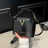 Nuevo 2025 Bolso Decorativo Simple en Forma de V Moda Ins Elegante Bolso Cubo Pequeño para Mujer de Hombro Cruzado de Moda