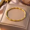Pulseira de bambu e aço titânio de alta qualidade com senso de moda para mulheres, versátil, simples, retrô, requintada, design de fecho sólido, pulseira dourada