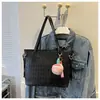 Bolsa de Ombro Grande Capacidade Estilo Coreano com Pingente Feminina 2023 Nova para o Trabalho Simples Casual Cor Sólida Bolsa de Mão Simples