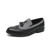 Zapatos de cuero estilo brogue retro británico con patrones tallados, nueva moda de primavera y otoño para hombre, con borlas, casual de negocios, talla grande para hombre