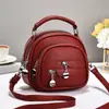 Bolsas de mujer Taizhou 2026 nuevo modelo bolsa redonda pequeña, bolso de hombro, bolso cruzado, bolso casual versátil, bolsa de manzana, venta directa de fábrica