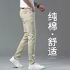 Jeans de Alta Gama para Hombre Corte Recto Delgado Estación Europea 2026 Nueva Primavera Verano Delgados Gris Claro Blanco Casual Pantalones de Hombre
