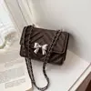 Bolsa de corrente feminina de luxo leve inspirada em Chanel 2025 novo modelo nicho versátil texturizada para ombro e transversal moderna