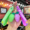 Nuevo accesorio de llavero de uva 3D de simulación, lindo adorno pequeño con forma de fruta de dibujos animados para colgar en la mochila de estudiante