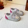 Sapatos de couro para meninas 2026 Primavera/Verão Novos Sapatos individuais infantis Estilo coreano Sola macia Sapatos de princesa Sapatinhos de bebê Sapatos de treino brancos pequenos alemães