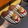 Nuevas zapatillas de algodón con diseño de oso y conejo para niños 2026, zapatillas de interior de invierno para niños, adecuadas para niños y niñas mayores, y bebés niñas, con un diseño esponjoso