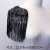 Vestido de rendimiento para niños con adornos de flecos en los hombros, charreteras, decoraciones en los hombros, pedrería, accesorios dorados.