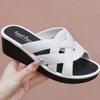 Pantuflas de estilo nuevo para mujer de verano, de plataforma de tacón medio de suela gruesa, modernas, casuales, para el hogar, baño, pantuflas de estilo coreano