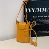 Bolso cruzado pequeño cuadrado de bloqueo de color de alto valor estético para mujer, Nuevo estilo Verano 2026 Bolso para vacaciones en la playa, Bolso pequeño de mano personalizado para el día a día