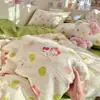 Conjunto de cuatro piezas de hilo suave y esponjoso tipo nube, Clase A, apto para bebés, conjunto de tres piezas para dormitorio de estudiante, sábana de dormir sin estampado estilo caricatura