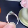 Anillo de esmeralda natural alta claridad lleno de fuego color piedra principal tamaño aproximado 4*5mm plata de ley 925 incrustación de precisión
