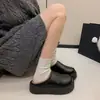 Mocasines cerrados de cuero con suela gruesa estilo Birkenstock para mujer, nuevos de otoño e invierno 2026, pantuflas de algodón peludas sin cordones para que las mujeres las usen afuera