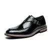 Sapatos formais estilo britânico de couro envernizado brilhante com fivela de grão de madeira vintage e tira de monge, sapatos masculinos de negócios de cano baixo para noivo e padrinhos