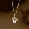Cadena de Clavícula con Temperamento de Circón Micro pavimentado Electrochapado en Oro Real Collar de Perlas Francesas Retro para Mujer Exquisito Collar para el Trabajo al por Mayor