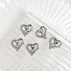 Joyería para uñas estilo lujo ligero amor hueco joyería de aleación aleación roja día de san valentín joyería para uñas accesorios al por mayor