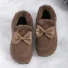 Vendas diretas da fábrica: Sapatos rasos femininos de inverno mais vendidos, com forro de pelúcia, modernos e confortáveis, tipo slip-on, disponíveis em tamanhos grandes, perfeitos para o trajeto diário.