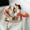 Novo Lenço de Seda Simples e Fashion para a Primavera de 2026, Lenço Quadrado Decorativo de Seda Falsa de Luxo Leve, Lenço Xale Feminino