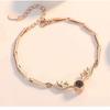 En el camino, tienes un par de pulseras, dijes, explosiones de moda, 100 idiomas, te amo, pulsera de proyección, una generación de cabello