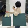 Bolsa de mão não tecida em estoque com LOGO estampado bolsa para roupas da moda bolsa para sapatos embalagem bolsa de presente bolsa com nome da loja estampado