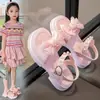 Sapatos de Princesa para Meninas 2026 Verão Novos Elegantes Sapatos Infantis Sapatos de Pérola Estilo Chanel Sandálias com Laço Solado Macio