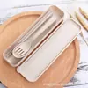 Juego de Vajilla Portátil Estudiante Viaje Paja de Trigo Tres Piezas Cuchara Palillos Tenedor Caja Caja para Viaje al Aire Libre Picnic