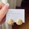Aretes de Perla con Puntos Cepillados para Mujer, Simples y Elegantes, Sensación de Alta Gama, Colores Dorado y Plateado, Versátiles para el Viaje Diario, Aretes al por Mayor