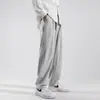 Directamente de fábrica, estos pantalones rectos para hombre están especialmente diseñados para la exportación.. Son ligeros, transpirables y cuentan con un corte holgado de pierna ancha, lo que los hace perfectos para usar en verano y para actividades casuales o deportivas.