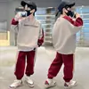 Roupa de Primavera para Meninos Roupa Esportiva Infantil Blusa Color Block Estilo Novo para Meninos Mais Velhos Moletom Estiloso Conjunto Casual de Duas Peças