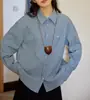 Camisa de Manga Comprida Bordada com Letra Retro para Mulheres Estilo Francês Camisa Xadrez Solta Top