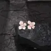 Fivela de Fone de Ouvido Irregular de Flor de Quatro Pétalas Cor Gradiente Branco para Fone de Ouvido Bluetooth Sem Fio Fivela de Orelha Decoração de Fivela de Diamante Removível para Mulheres