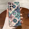 Popular en Europa y América, esta funda protectora para Galaxy S26 presenta patrones de estilo étnico, una textura elevada y colores contrastantes.. También es una funda de teléfono de cobertura total para el S25